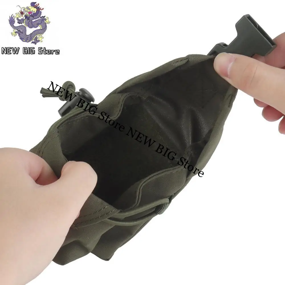Bolsa acoplada a un cinturón táctico mostrando el ajuste rápido