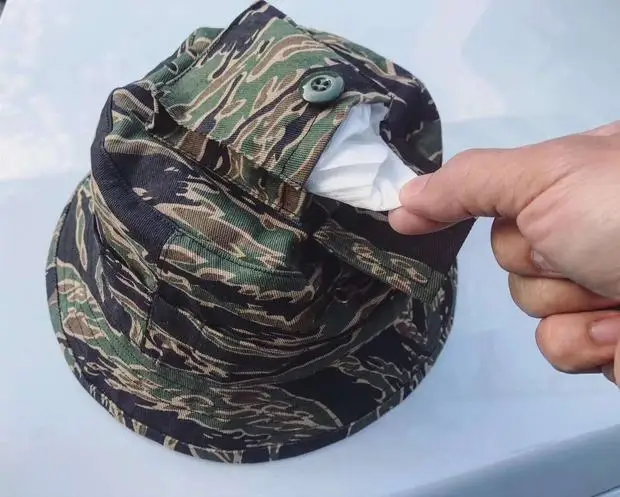 Sombrero de pescador de camuflaje con rayas de tigre al aire libre