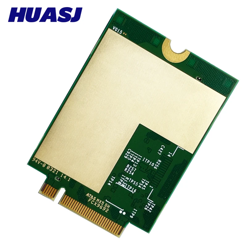 Una tarjeta verde y dorada con un conector