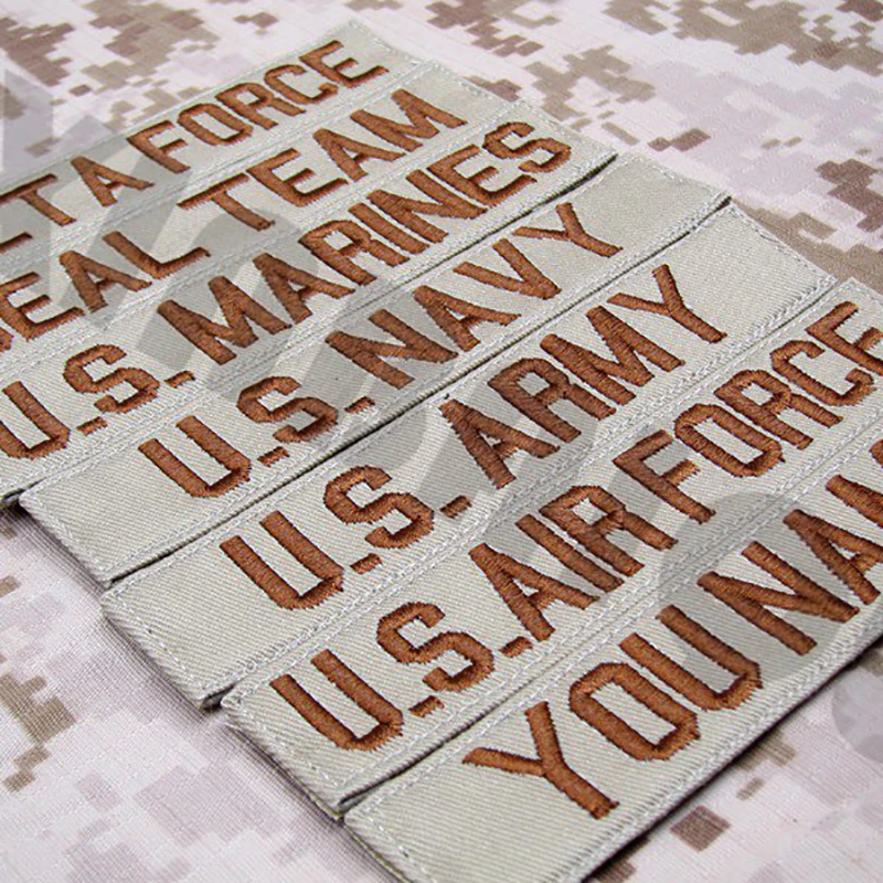 Parche bordado de letras marrones con fondo tostado y cinta con nombre personalizado - imagen 3