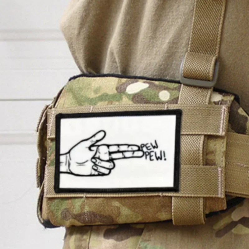 Pew Pew Gesto Pistola Moral Insignia Brazalete Divertido Parches de gancho y bucle impresos Pegatinas tácticas para mochila - imagen 5