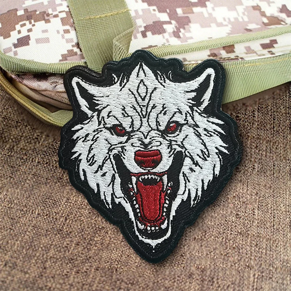 Parche táctico de moral bordado The Attacking Wolf, parche divertido de gancho y bucle, insignia militar, brazalete, pegatinas para mochila - imagen 3