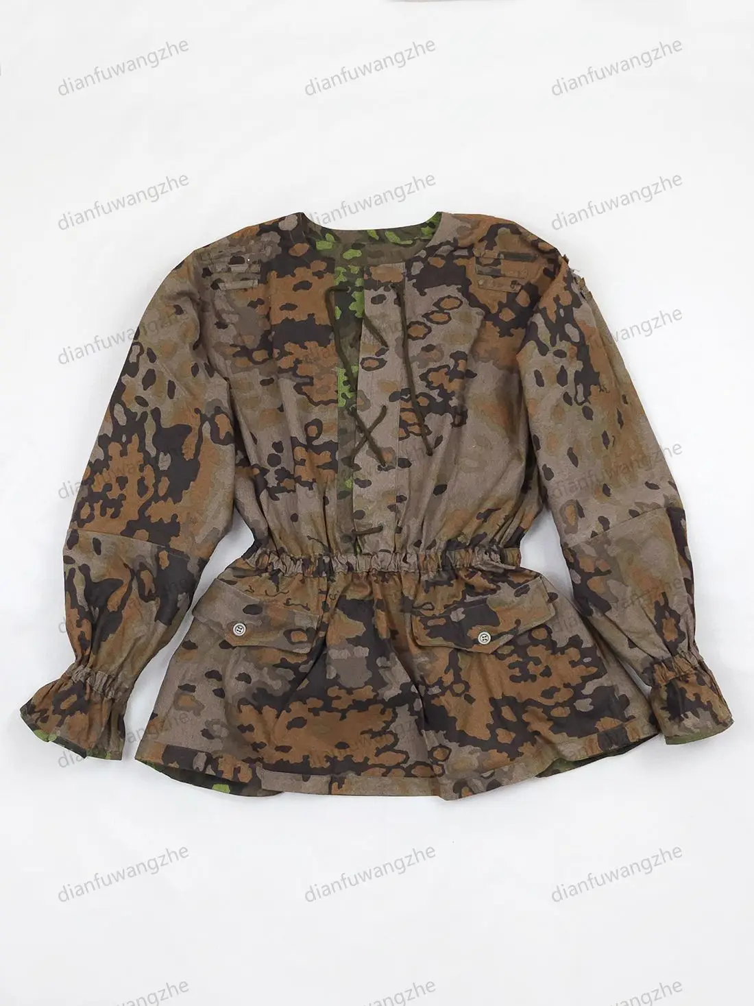 Detalle del estampado reversible en tonos verdes