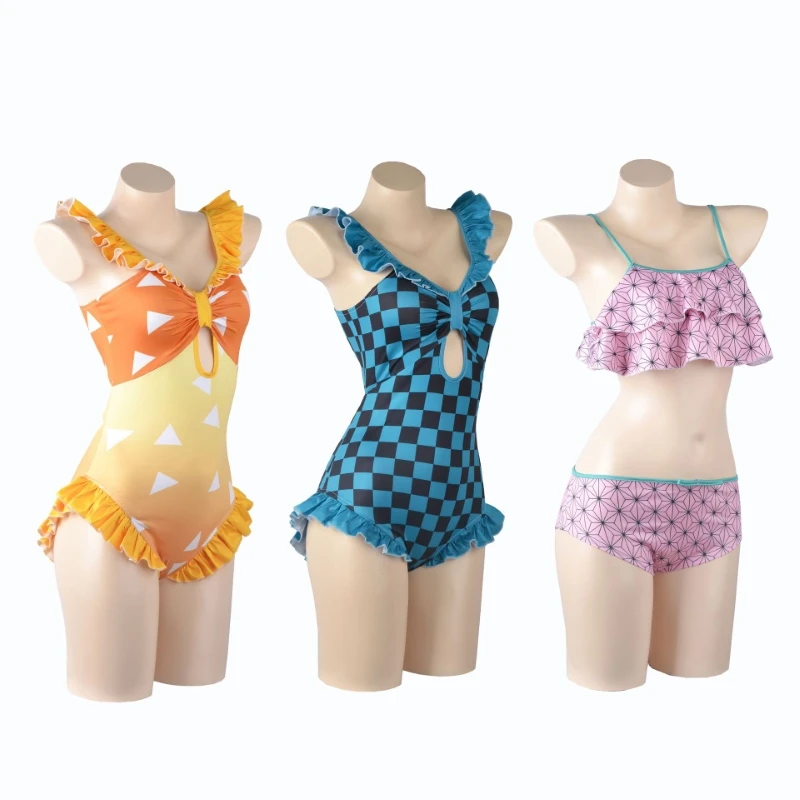 Tres maniquíes con trajes de baño