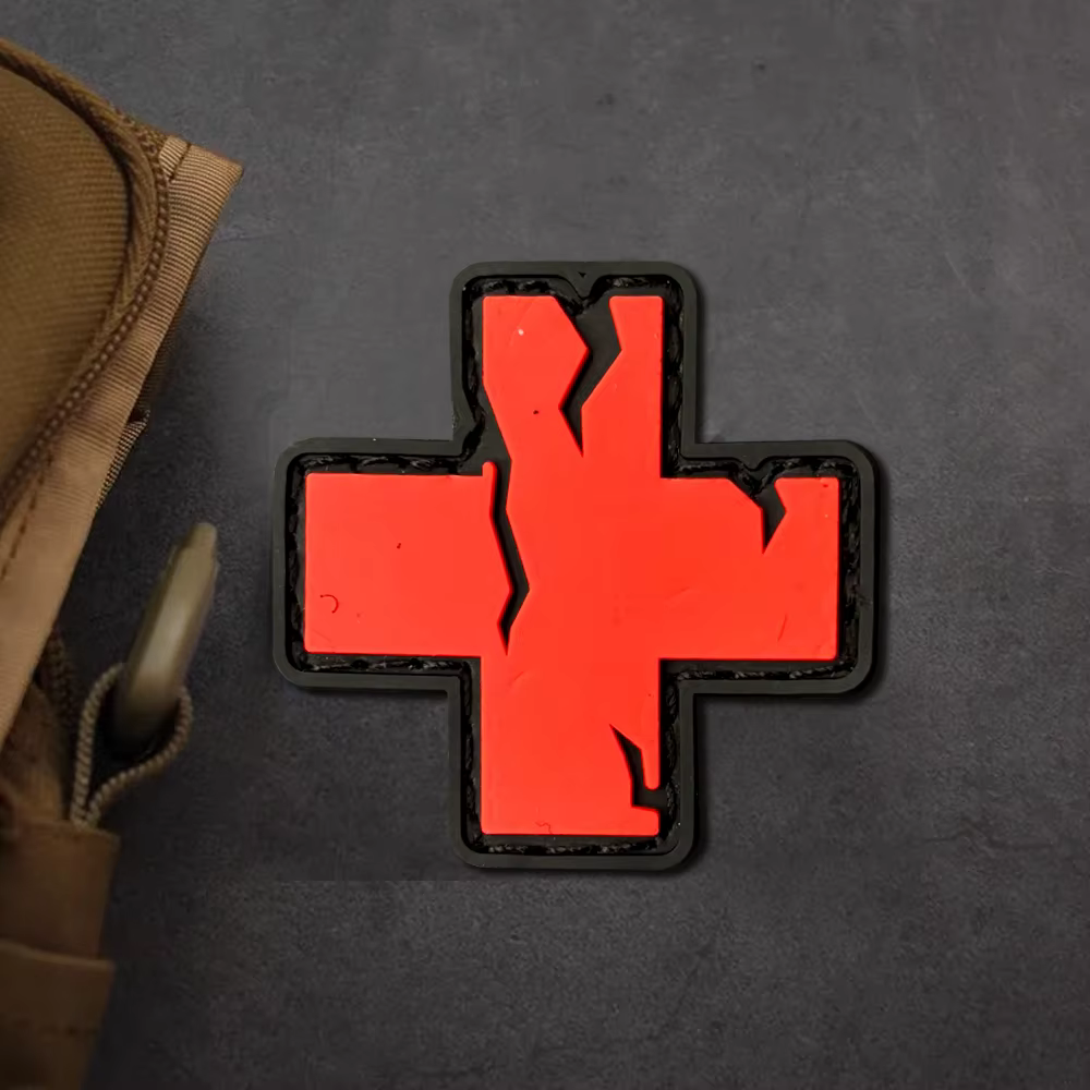 Parche de PVC primeros auxilios con cruz táctica para brazalete - imagen 4