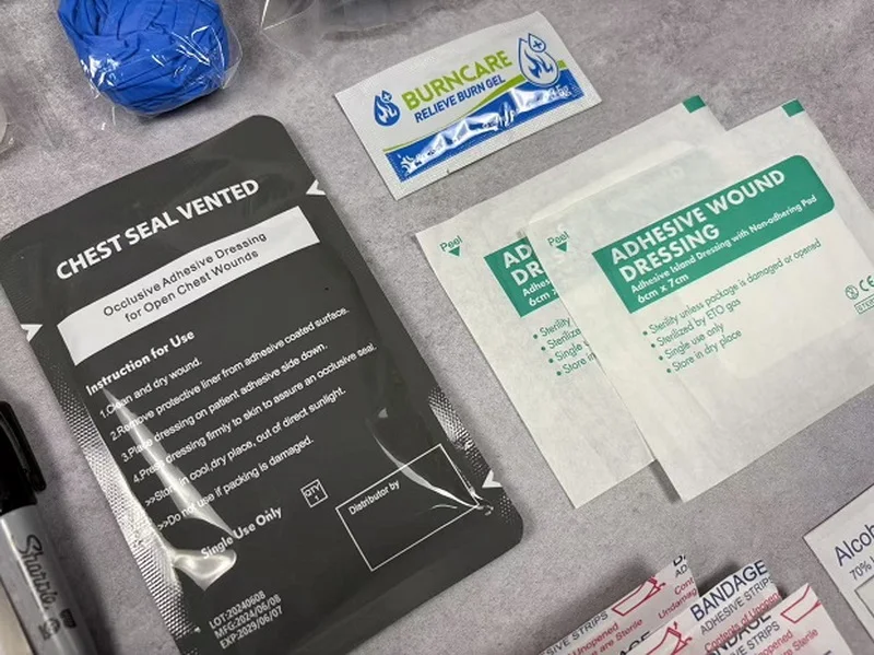 Detalle del sistema MOLLE y costuras reforzadas