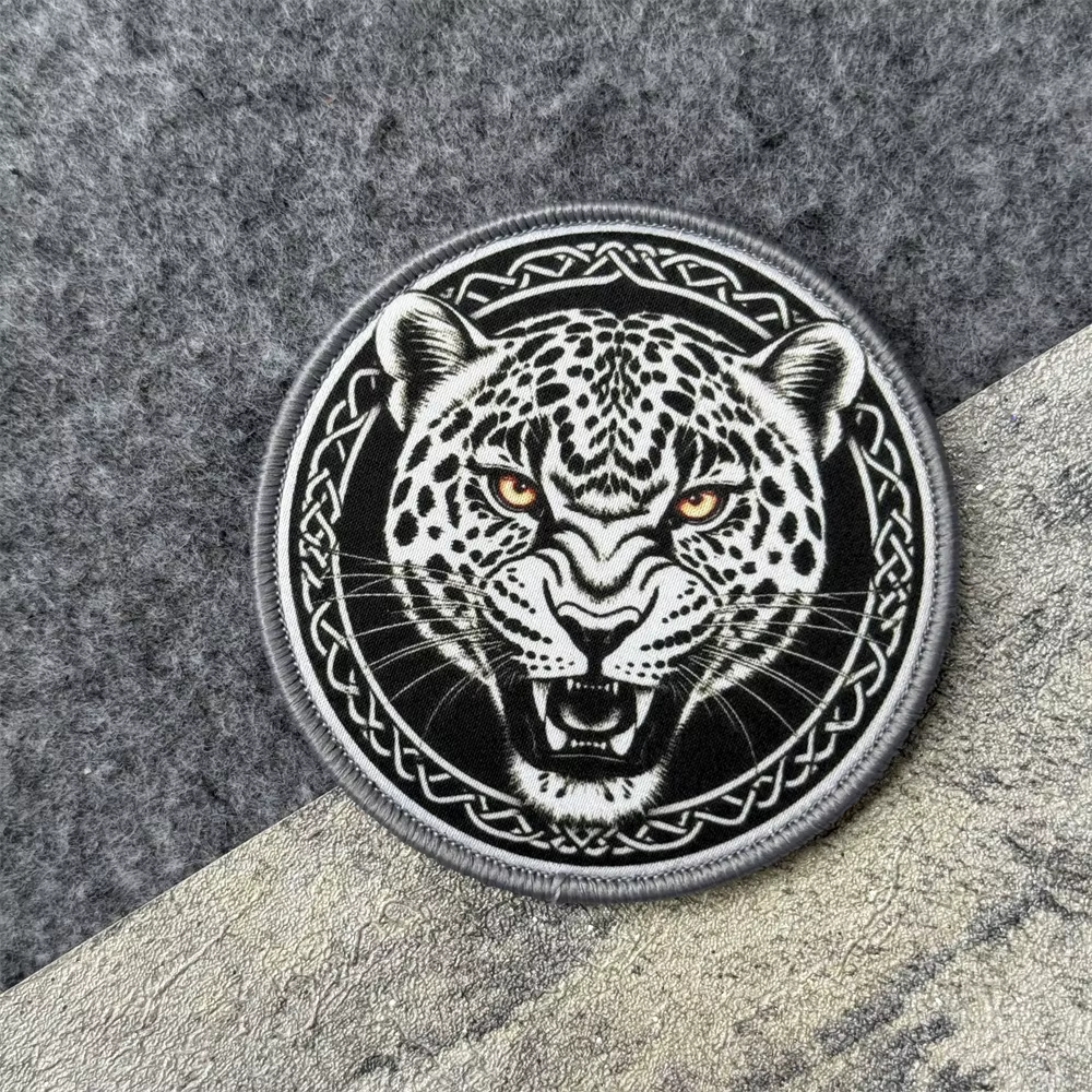 Parche táctico lobo – Velcro patch militar para mochila o chaleco MOLLE - imagen 3