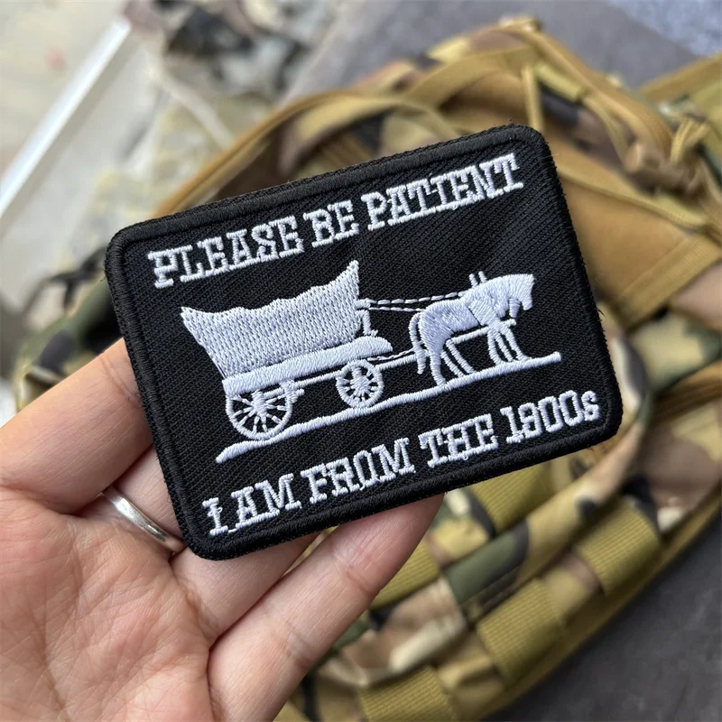 Parche bordado táctico "por favor sea paciente, soy de los años 1900", insignia de moral, parches con gancho, pegatinas para mochila - imagen 2