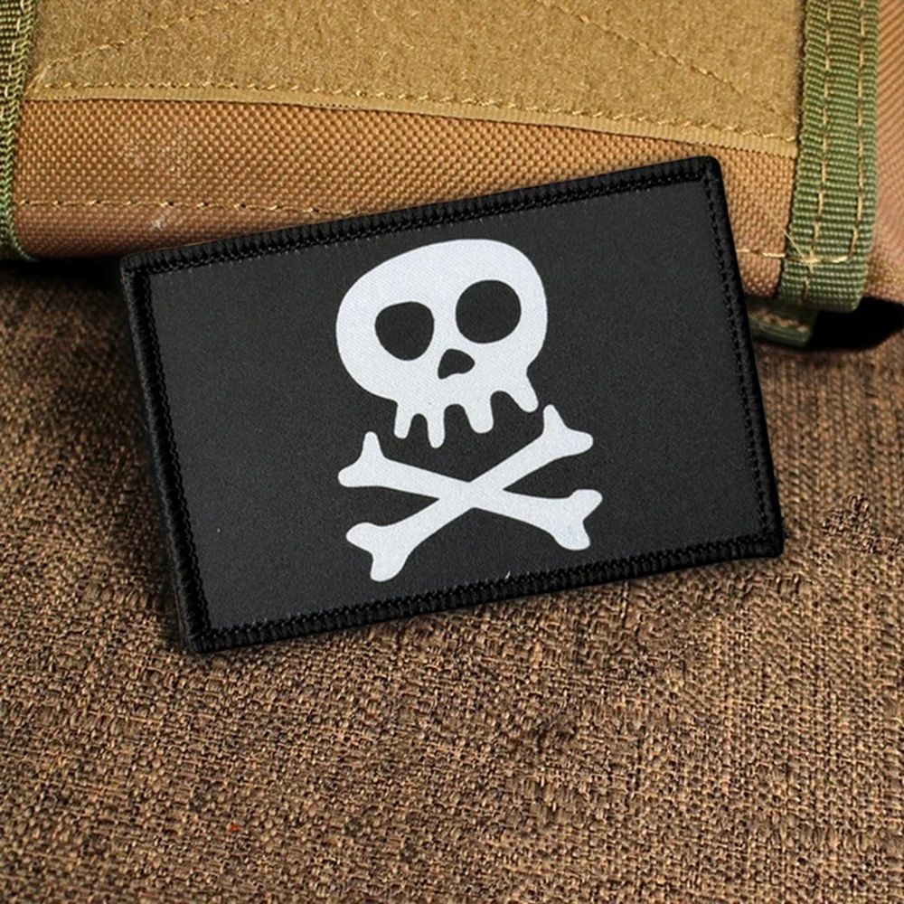 Parche táctico de huesos cruzados de calavera, parches divertidos de gancho y bucle, insignia de moral, brazalete del ejército militar, pegatinas para mochila - imagen 2