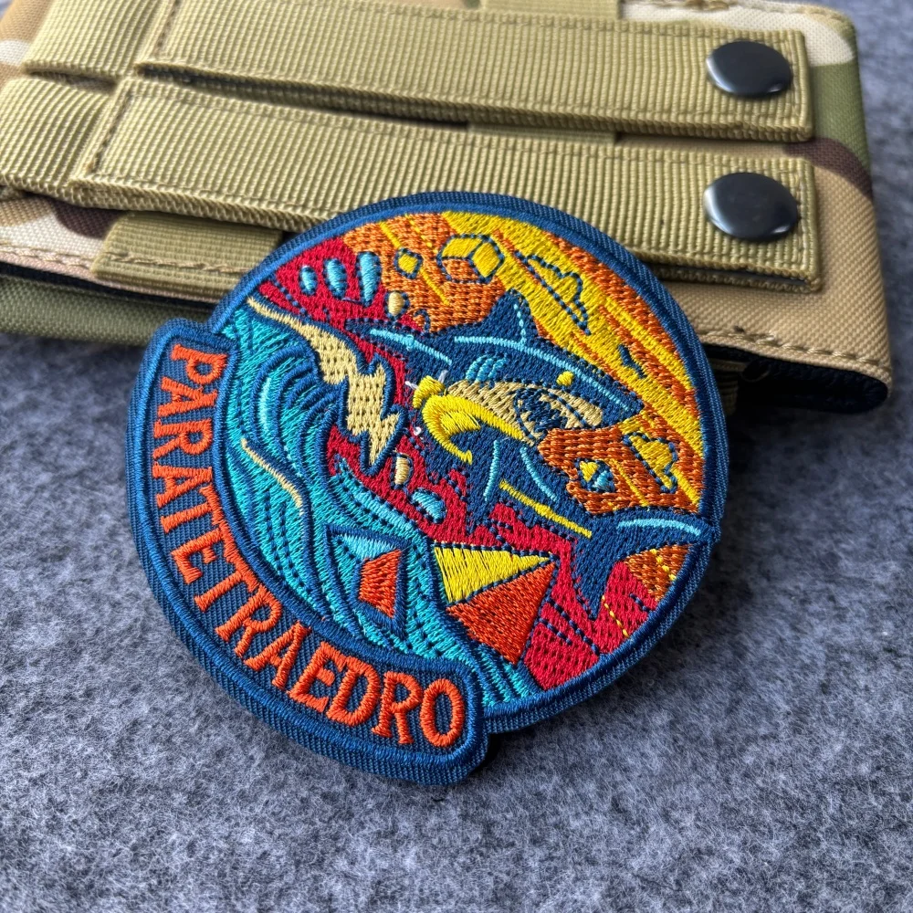 Parche táctico bordado tiburón enojado con velcro para mochila - imagen 3