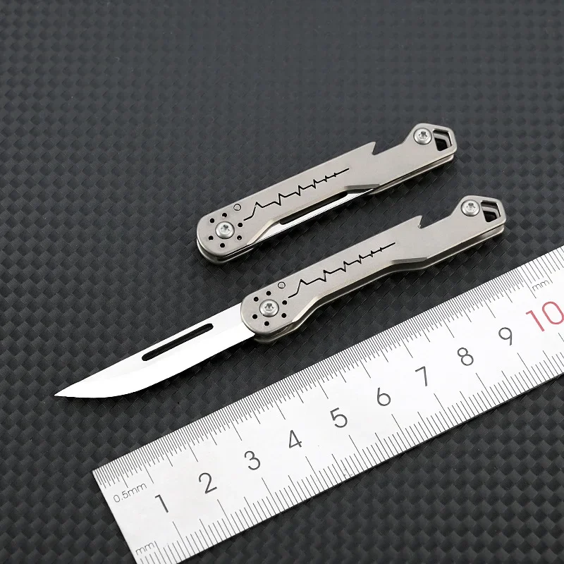 Vista del mango y hoja del mini cuchillo plegable