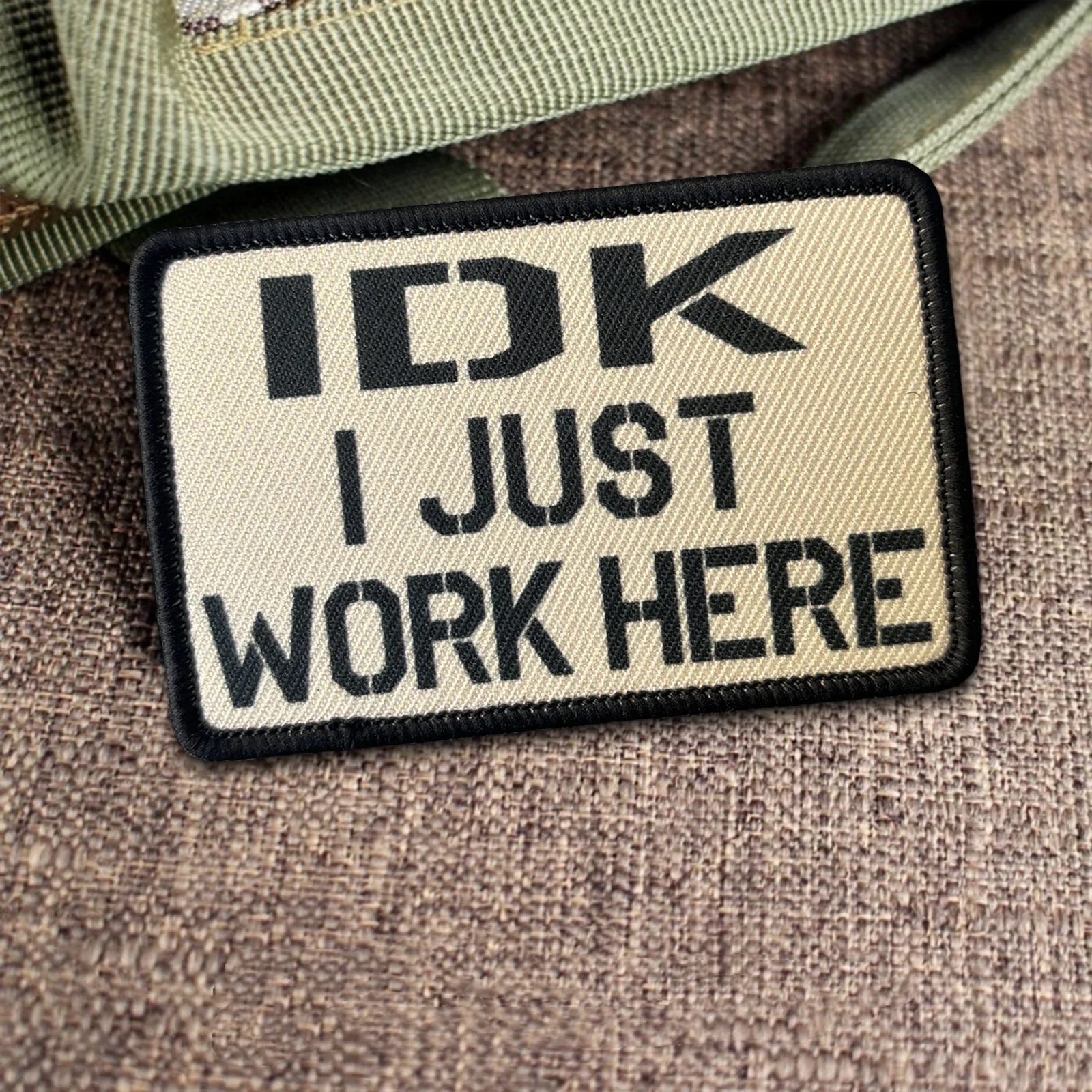 Parche táctico Idk I Just Work Here Tan Morale – insignia militar - imagen 5