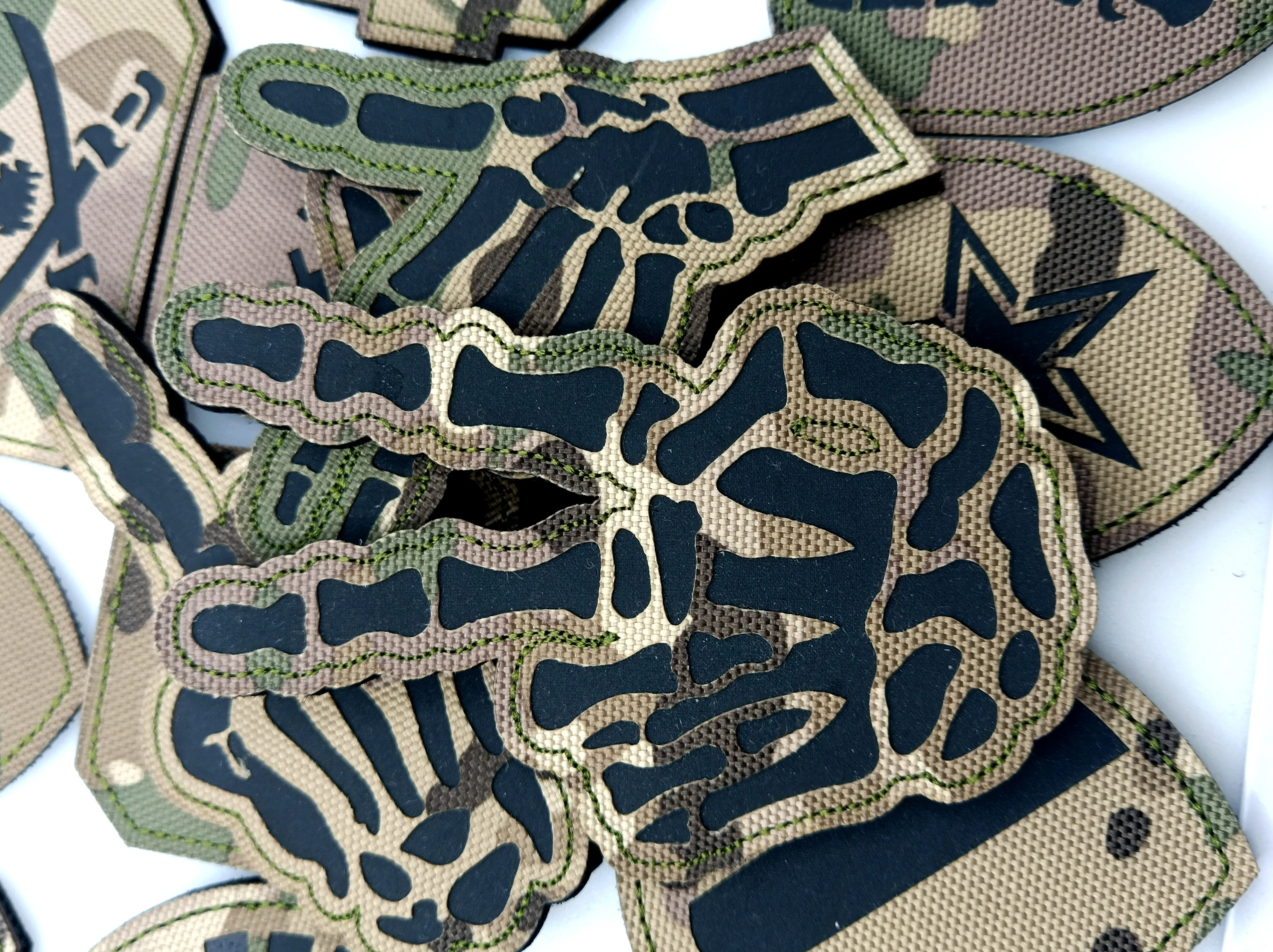 Panda sosteniendo la bomba, insignia táctica bioquímica con gesto de dedo - imagen 5