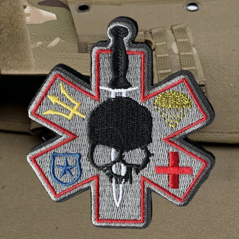COMBAT MEDIC parche bordado cráneo chaleco táctico gancho y bucle insignia de moral mochila pegatina decorativa brazalete parches para ropa - imagen 2