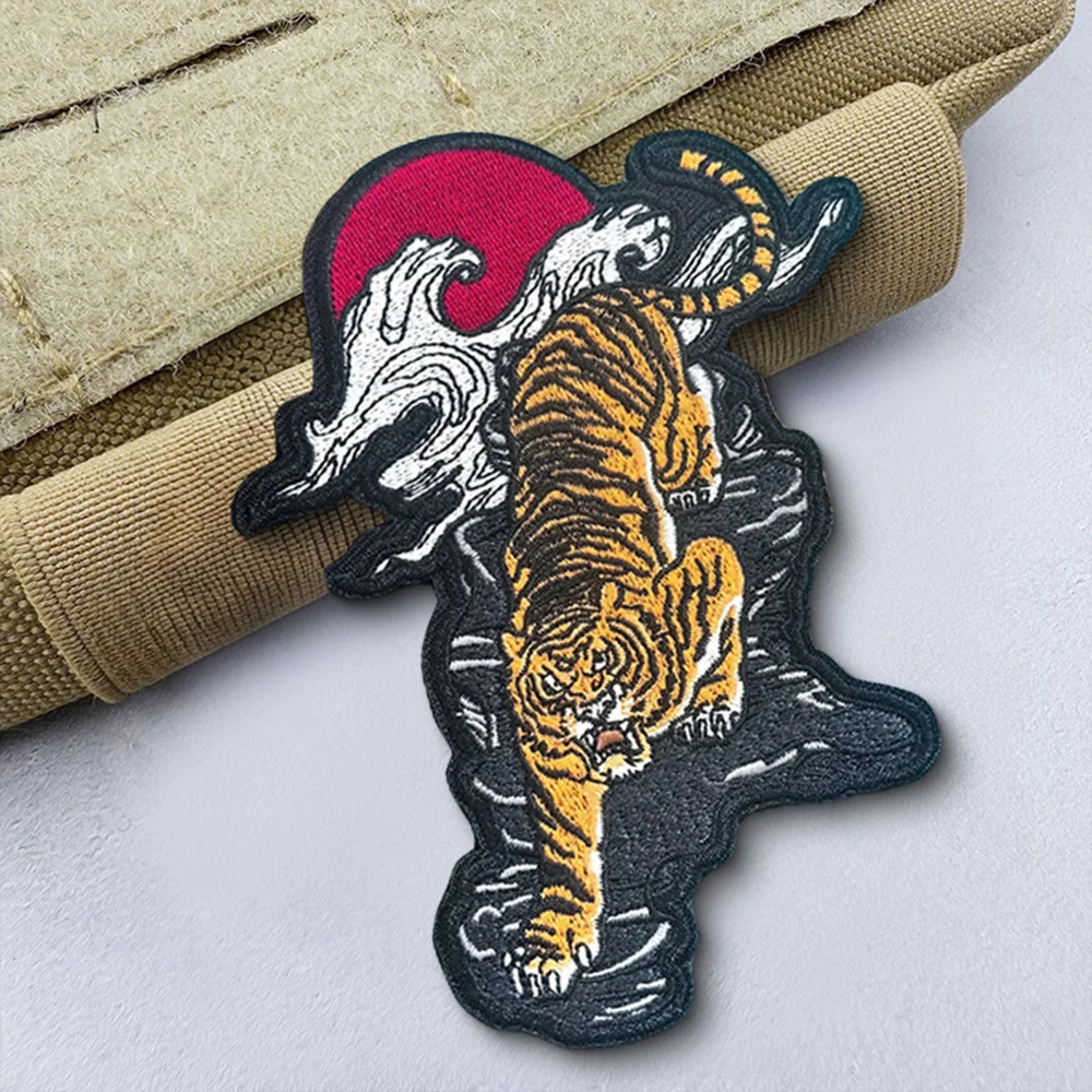 Parche táctico de moral bordado con forma de luna y sangre de tigre agachado, parche divertido con gancho y bucle, insignia militar, brazalete, pegatinas para mochila - imagen 4
