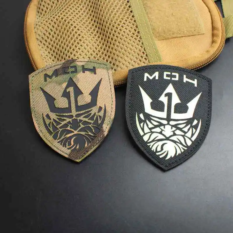 Parche reflectante camuflaje tipo escudo con gancho para mochila - imagen 4