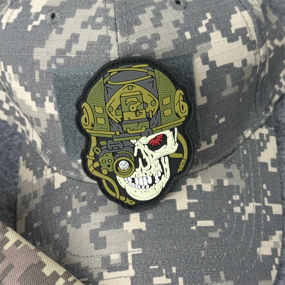 Parche de insignia de moral de PVC desgastado al hueso, brazalete de soldado táctico, gancho y bucle de Coyote militar, accesorios para mochila, pegatinas - imagen 5