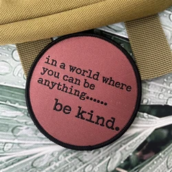Be Kind – Parche táctico tejido con frase motivacional