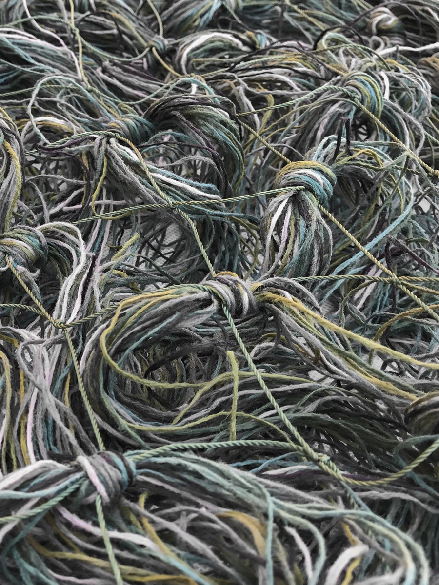 Uso de la Manta Ghillie como capa de cuerpo en entorno boscoso