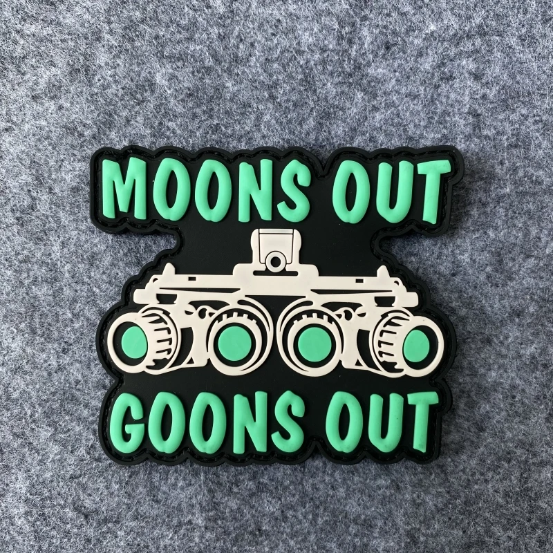 Dispositivo de visión nocturna, parches tácticos, gancho y bucle, Moons Out Goons Out, 3D, PVC, insignia de moral luminosa, pegatinas para mochila - imagen 2
