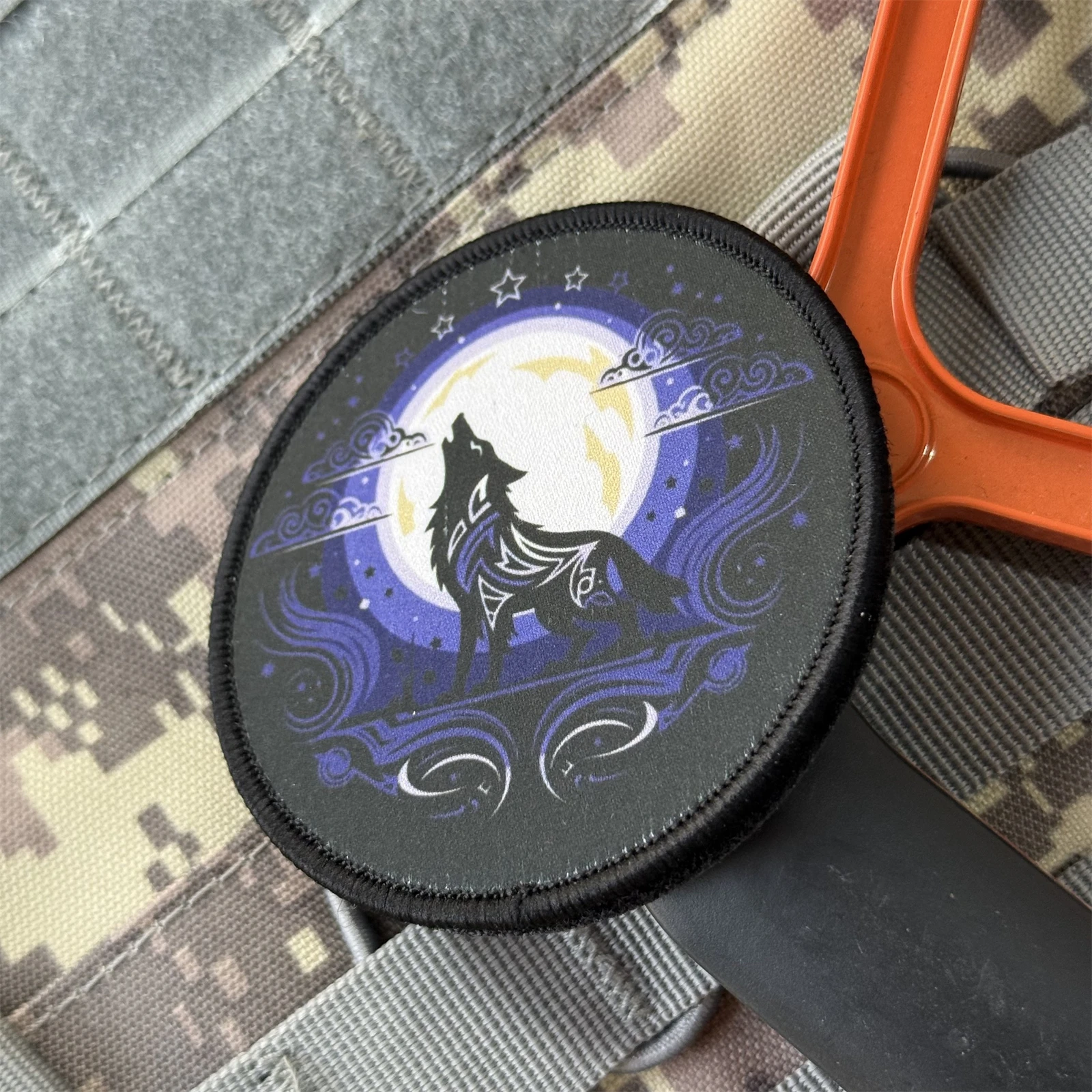 Insignia de moral divertida del lobo bajo la luna, parche impreso, brazalete militar táctico, gancho y bucle, accesorios para mochila, pegatinas - imagen 4