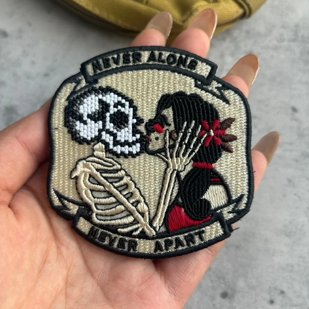 Never Alone Never Apart Kiss-parches tácticos de calavera, parche bordado con gancho y bucle, insignia de moral del ejército militar, pegatinas para mochila