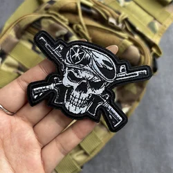 Parche táctico bordado calavera y pistolas con gancho-bucle