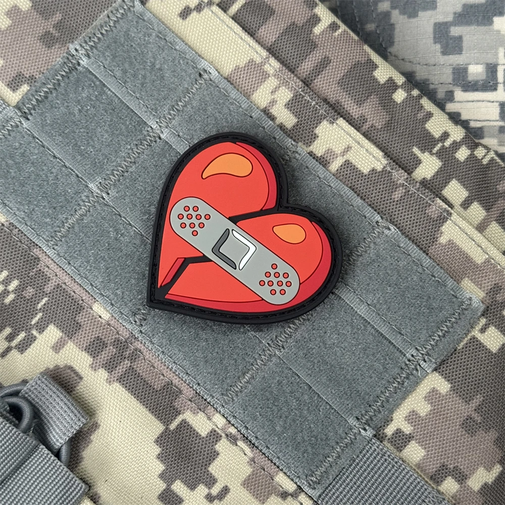 Parches de insignia de moral táctica de tirita en forma de corazón, brazalete militar, parches de gancho y bucle de PVC 3D para ropa, pegatina para mochila - imagen 4