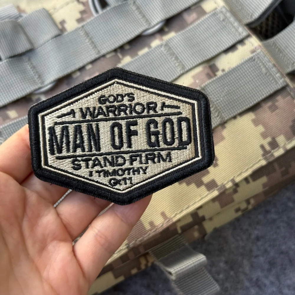 Parche de guerrero de dioses, Timothy 6 11, versículo de la Biblia, insignia de moral, parches de gancho y bucle bordados tácticos, pegatina para mochila - imagen 3