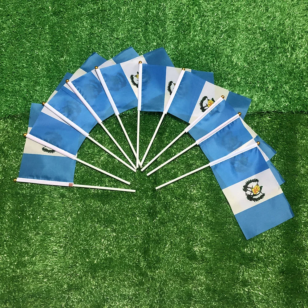SKY FLAG Bandera de mano de Guatemala 14x21 cm 100 piezas poliéster penetración de doble cara GUA Guatemala Bandera ondulada a mano con poste de plástico