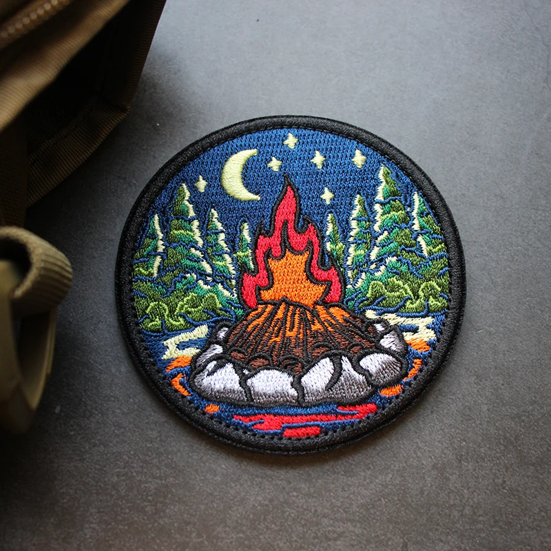Brazalete para campamento al aire libre, luz de luna, cielo nocturno, fogata, paisaje bordado, insignia de moral, bolsa DIY, mochila, chaqueta, parche de gancho y bucle - imagen 2