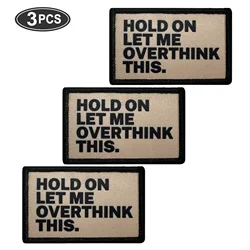 Parche gancho-bucle marrón cita Hold On Let Me Overthink This