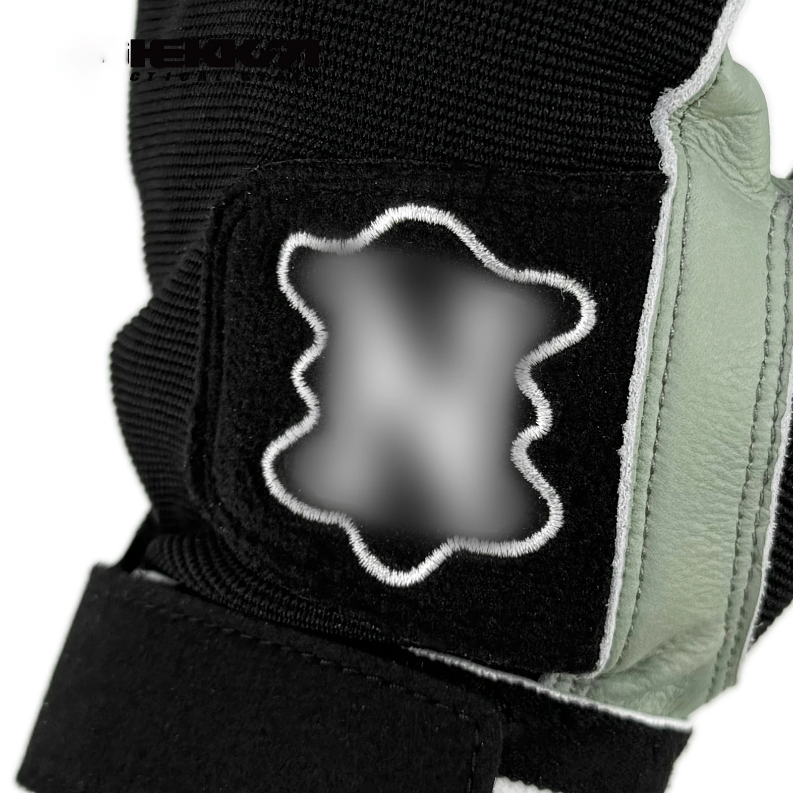 Caza de combate al aire libre equipada con pantalla táctil y guantes deportivos. - imagen 3