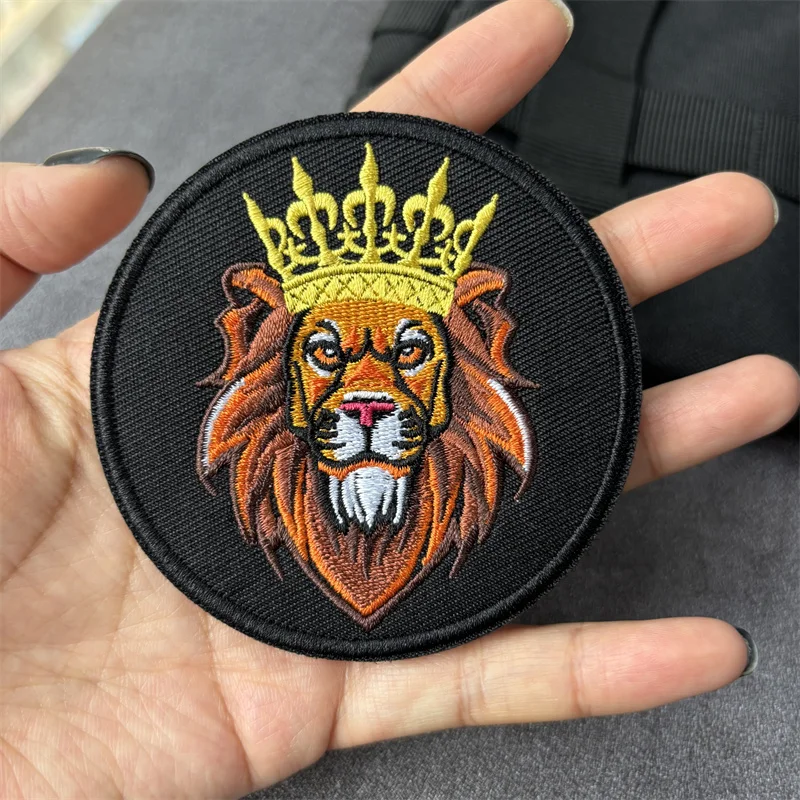 Parche bordado león coronado – Insignia militar táctica con velcro - imagen 2