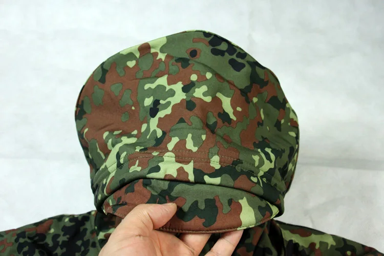 un sombrero de camuflaje