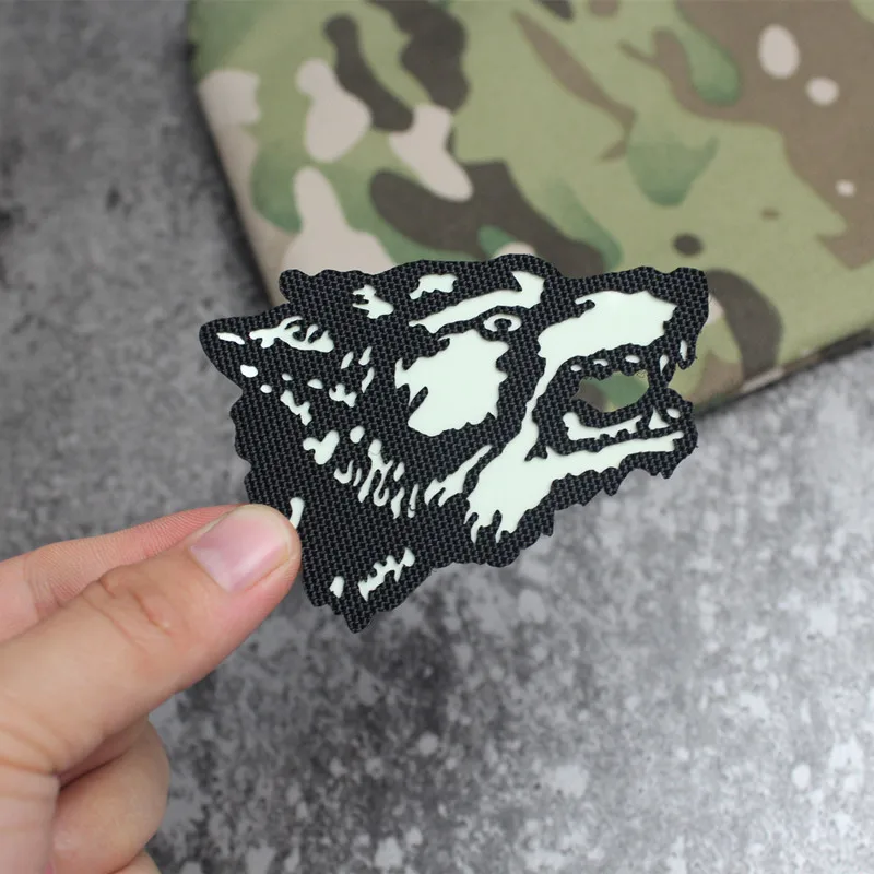 Insignia reflectante de cabeza de lobo, pegatina de cabeza de animal luminosa grabada con láser, mochila personalizada, brazalete creativo, parche para casco - imagen 4
