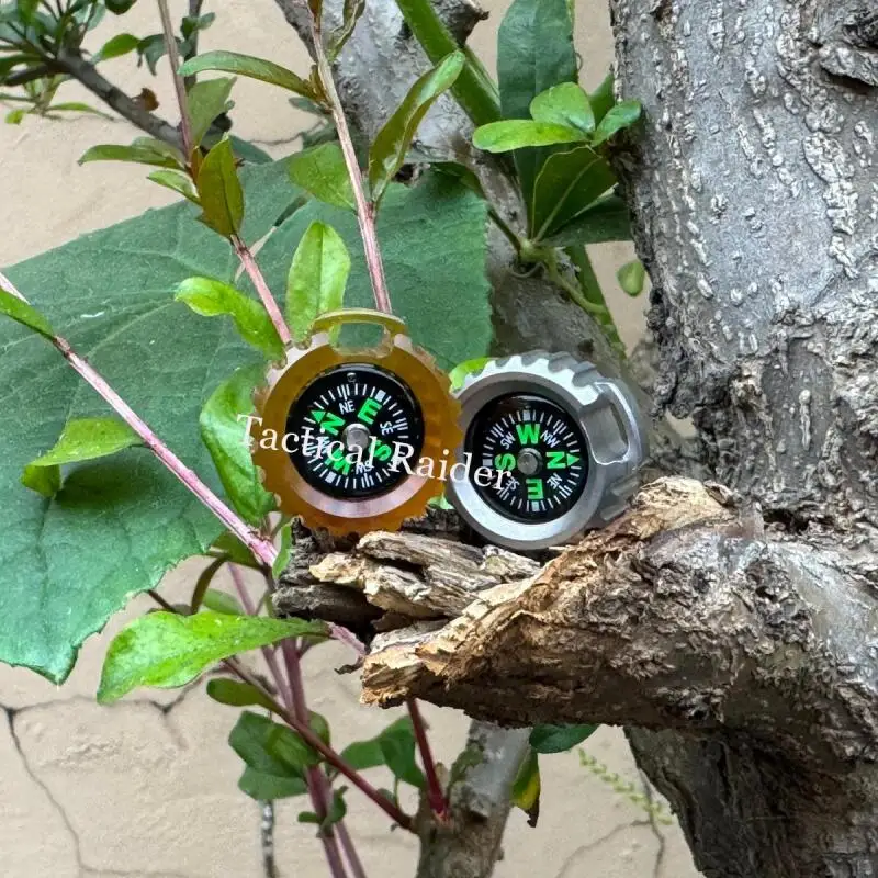 Brújula de aleación de titanio, aguja norte, senderismo al aire libre, escalada de montaña, collar con hebilla - imagen 2
