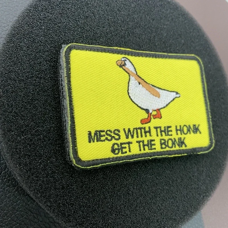 Mess with The Honk Get The Bonk parches bordados HookLoop, insignia táctica divertida de moral de pato amarillo, pegatinas de accesorios para mochila - imagen 2