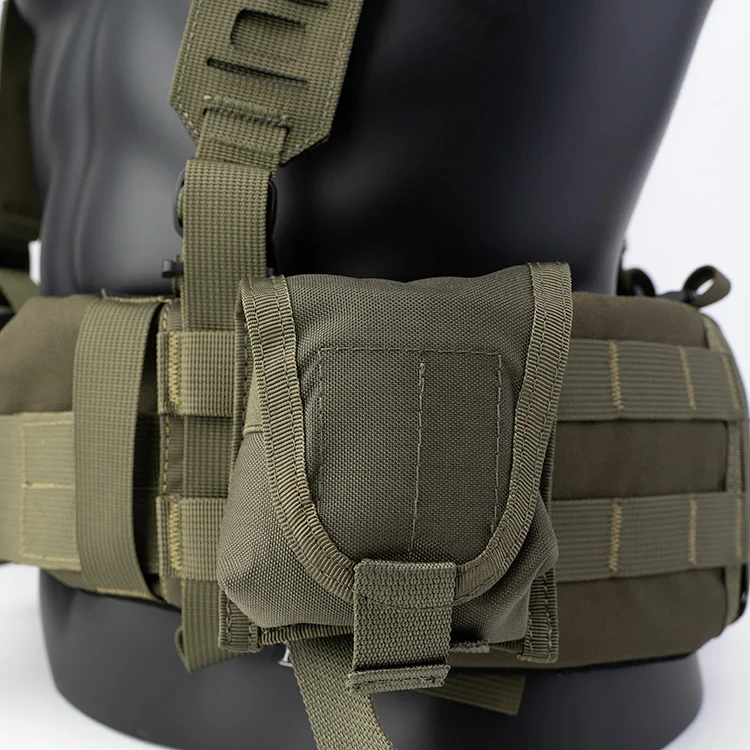 Una mochila verde y gris con correa