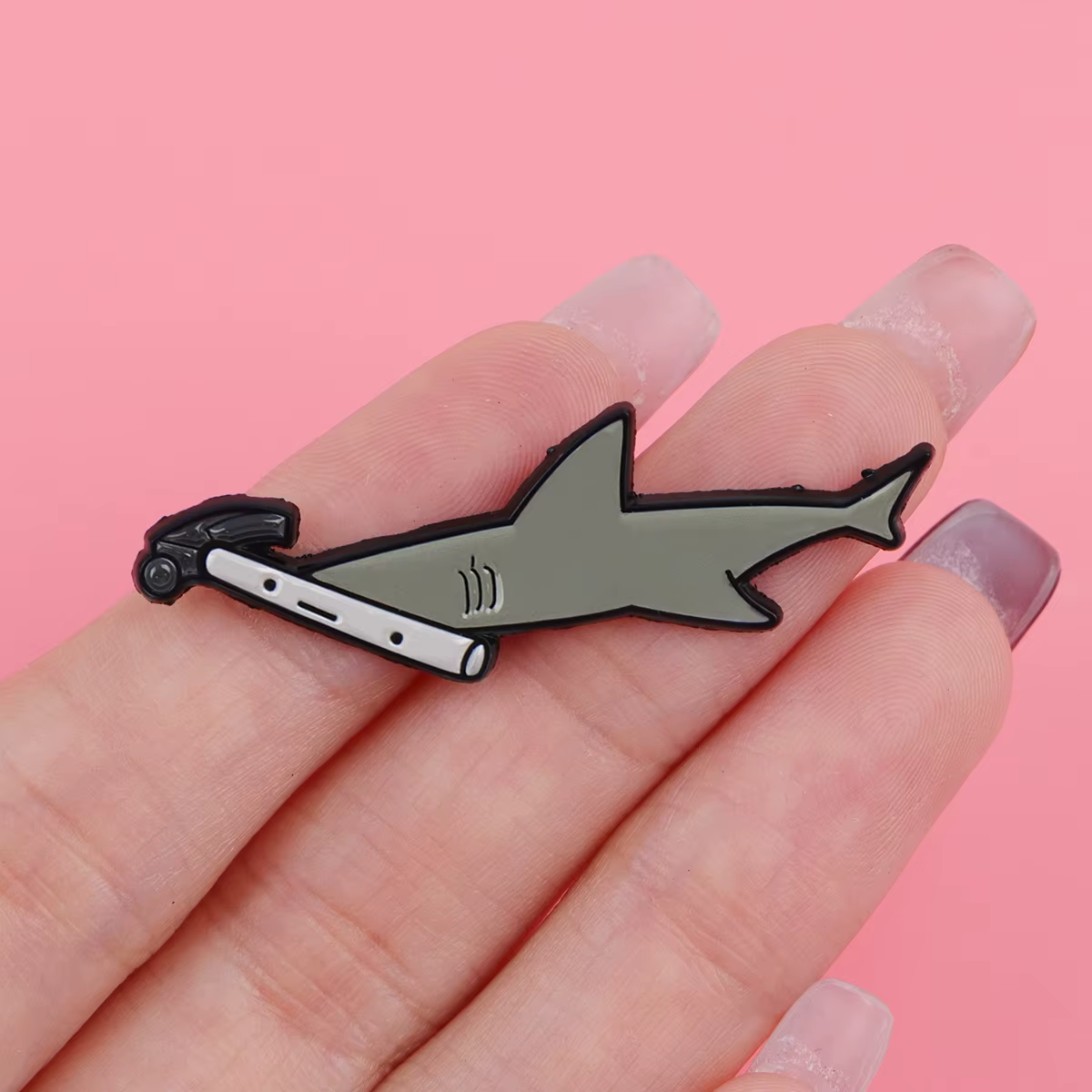 Pin metálico táctico forma tiburón esmalte, broche para mochila - imagen 5