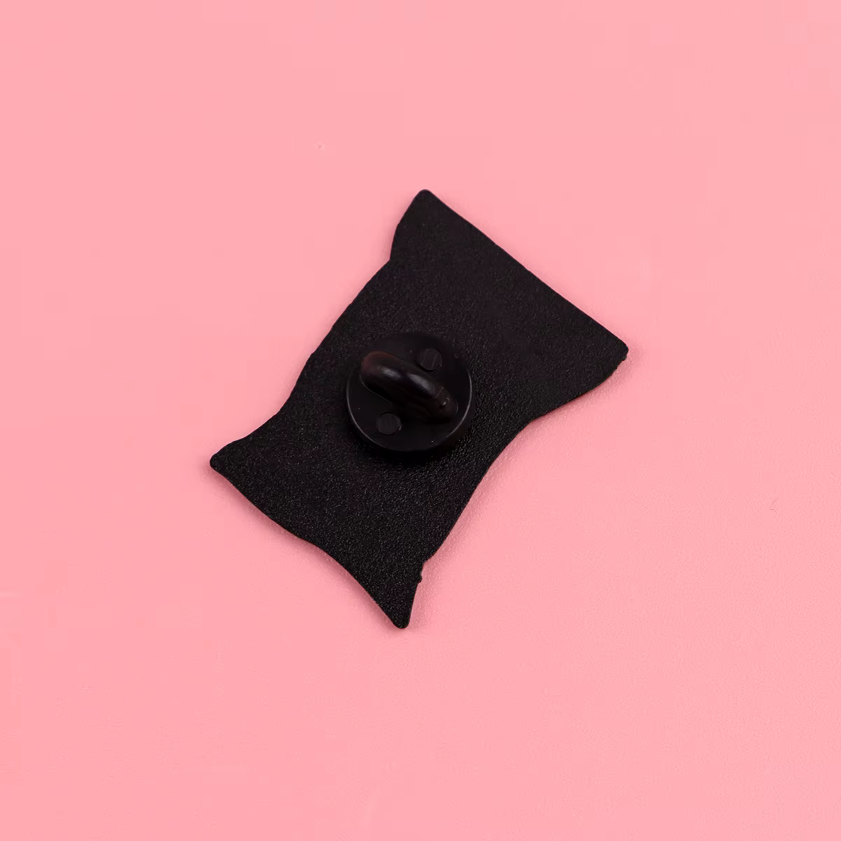 Pin de esmalte como broche decorativo