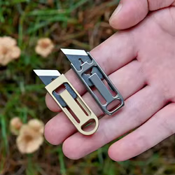Cuchillo táctico mini de titanio y latón afilado para llavero