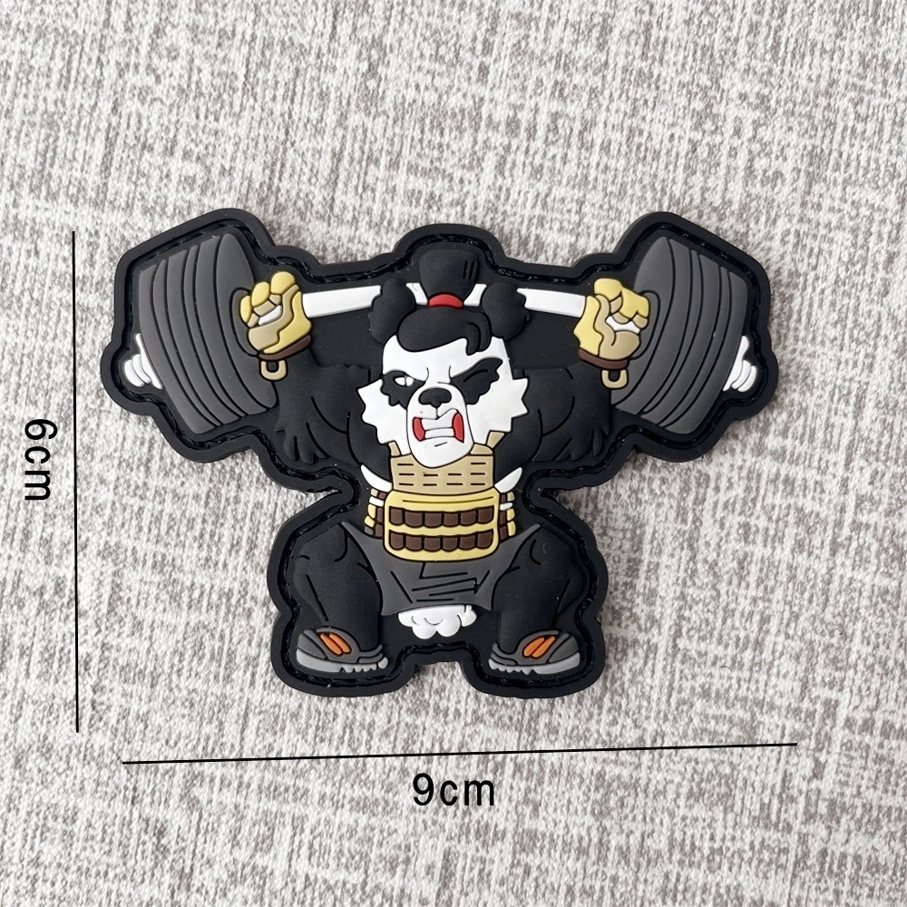 Un pequeño animal de peluche en blanco y negro con una regla al lado