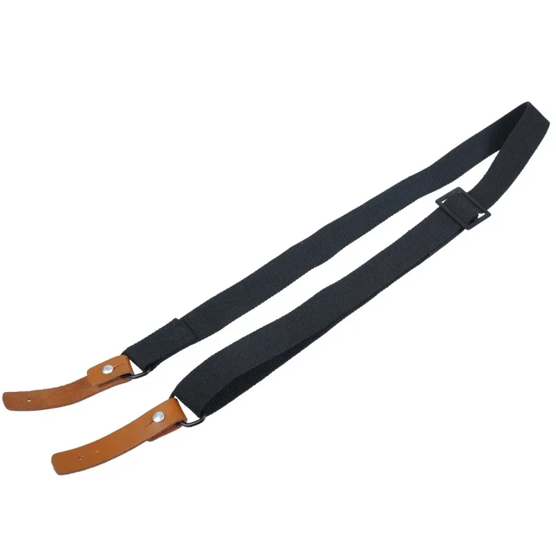 Una correa negra con una hebilla en el final