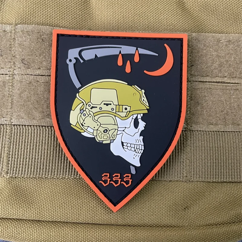 Un parche con un cráneo y guadaña