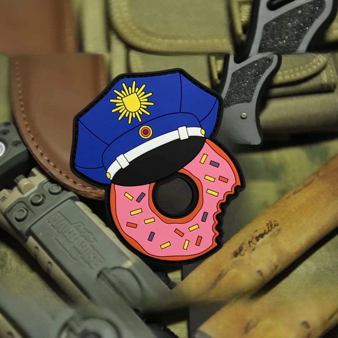 Un Donut usando un sombrero Unny Morale insignia parche táctico militar brazalete PVC gancho y bucle al aire libre mochila accesorios pegatinas