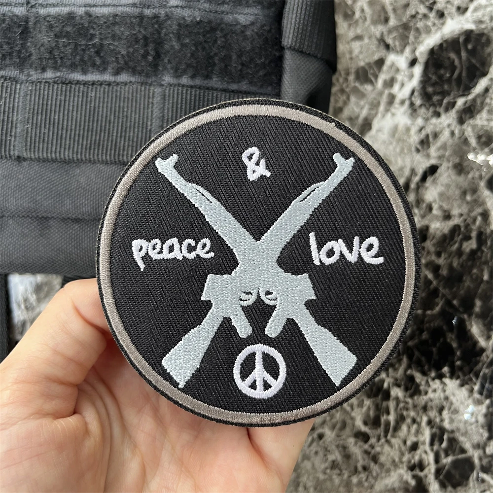 Parche de gancho y bucle bordado de Rifle AR de paz y amor, insignia de moral táctica, brazalete militar, pegatina de mochila - imagen 4
