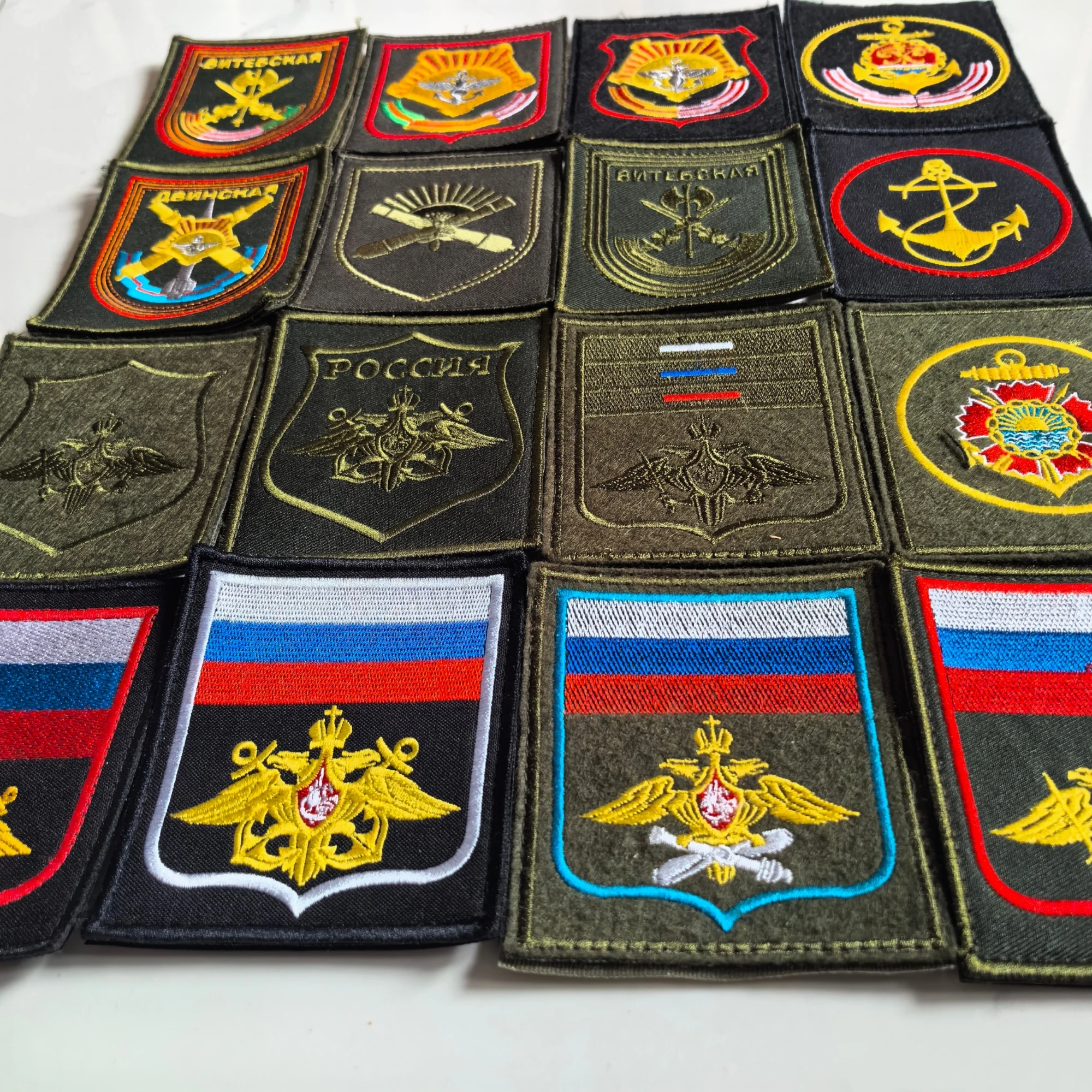 Parche de juego de hombre verde pequeño con brazalete versión bordada rusa - imagen 3