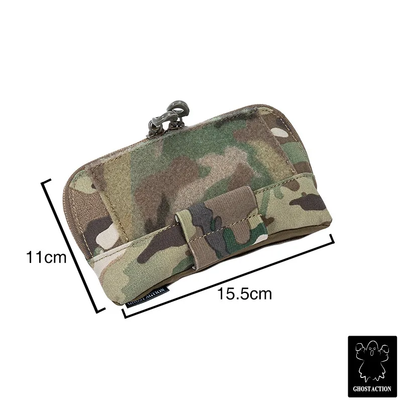 Se muestra una billetera de camuflaje con una regla que mide 11 cm