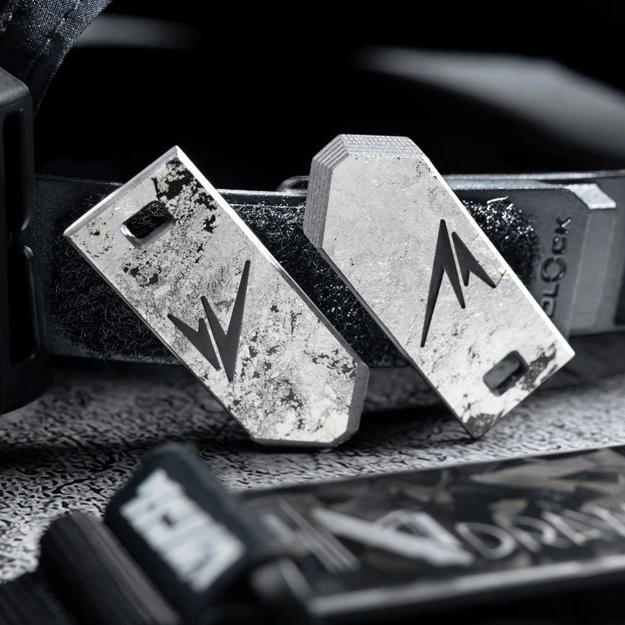 Parche forjado con etiqueta colgante de fibra de carbono, aplique táctico de escenario multitarea para decoración de mochila DIY, herramienta EDC con mango de tracción rápida